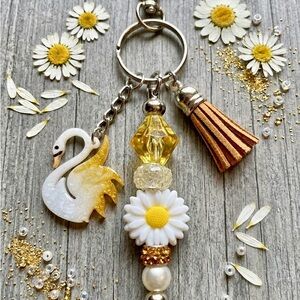🦢 Golden Swan & Daisy Elegance Keychain